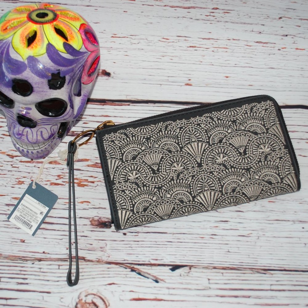 Universal Thread Black and Tan Wallet NWT